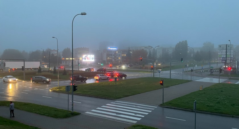 Łomża i okolice. Mgły ograniczają widzialność