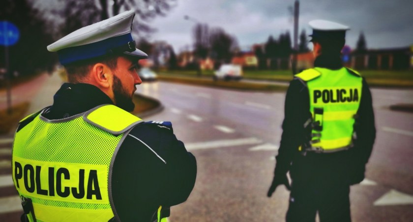 Kierowcy jeżdżą za szybko. Piesi przechodzą przez ulicę tam, gdzie nie powinni