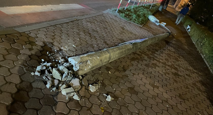 Latarnia przewróciła się na chodnik [FOTO]