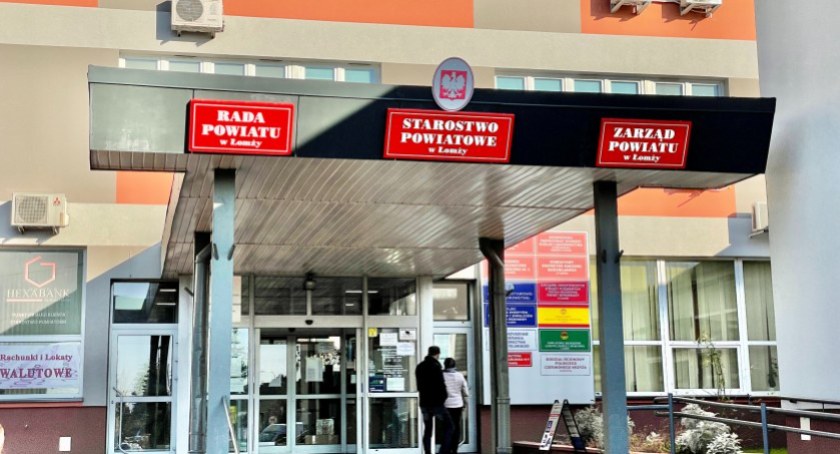 Ile zarabia dyrektor Zakładu Podstawowej Opieki Zdrowotnej w Łomży?