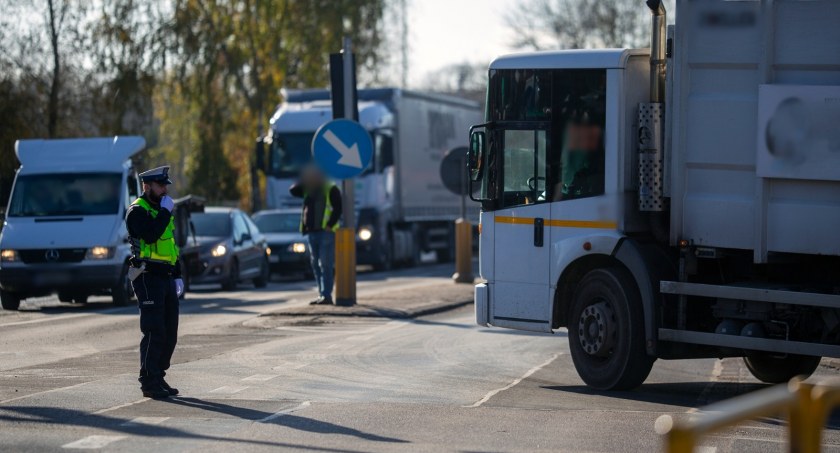 Korkuje się w Piątnicy. Policjanci kierują ruchem