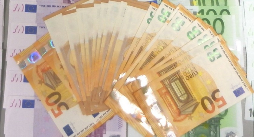 Nie zgłosił euro i dolarów. Został ukarany mandatem w wysokości 10 tysięcy złotych