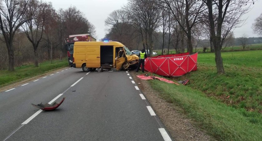 Dwie osoby zginęły w wypadku busa i osobówki [AKTUALIZACJA]