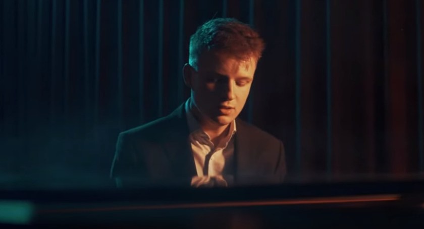 PREMIERA: Przemek Piotrowski 