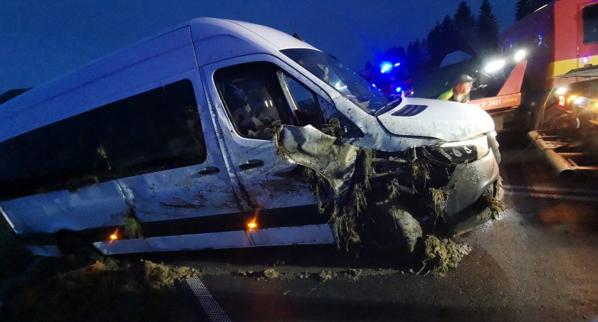 Obwodnica Konarzyc: Bus z 8 osobami wpadł do rowu [FOTO]
