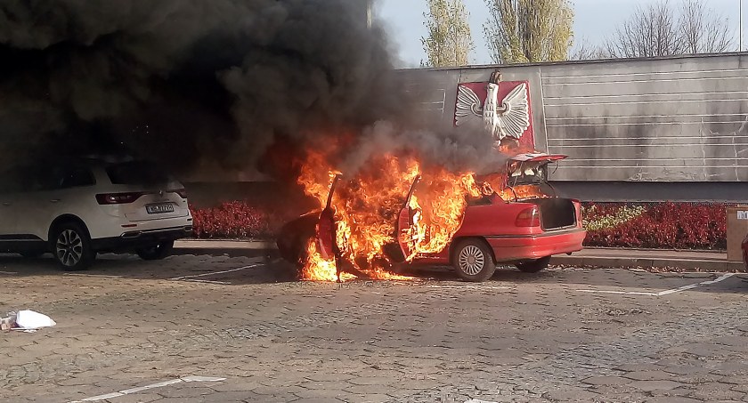 W centrum Łomży spłonął samochód [FOTO]