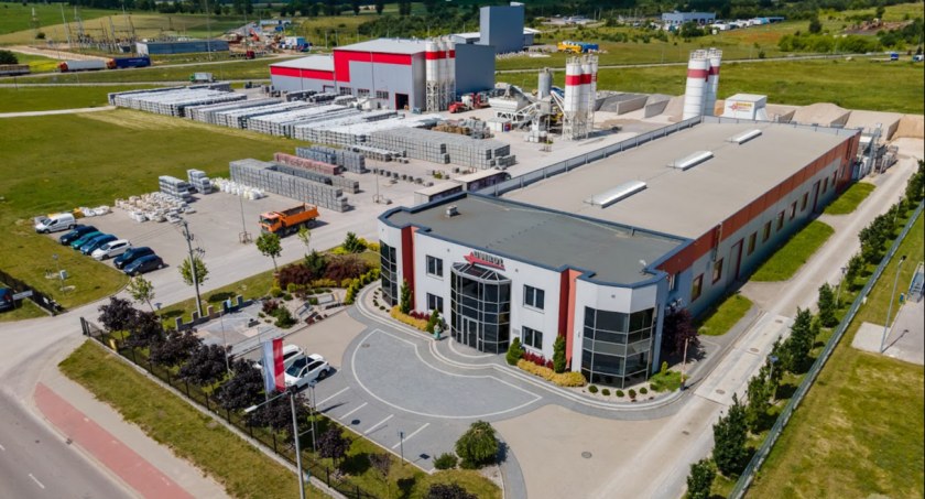 Ekologiczna produkcja przy wsparciu unijnym. Świecące po zmroku kostki z Grajewa