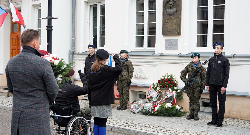 Święto Niepodległości w Łomży. Na początek kwiaty dla Marszałka [FOTO]