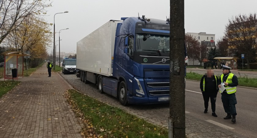Łomża. Zjechał na zatokę i narobił sobie problemów. Kierowca otrzymał 10 mandatów