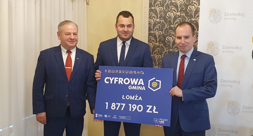 Łomża otrzymała pieniądze na cyfryzację. Czek przywiózł wiceminister Adam Andruszkiewicz [FOTO]