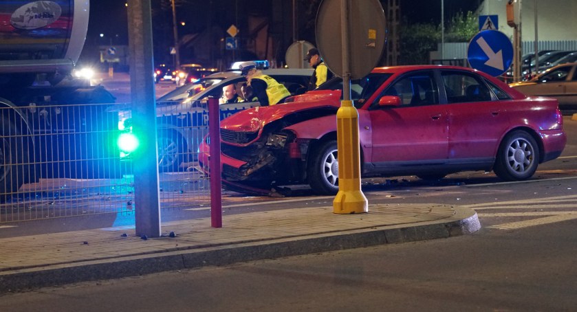 Wypadek na Wojska Polskiego. Pijany kierowca audi w szpitalu [FOTO]