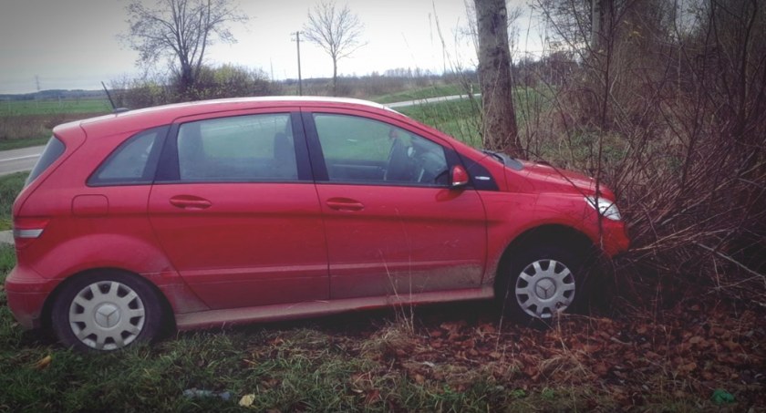 Awantura pijanych kierowców o czerwonego mercedesa