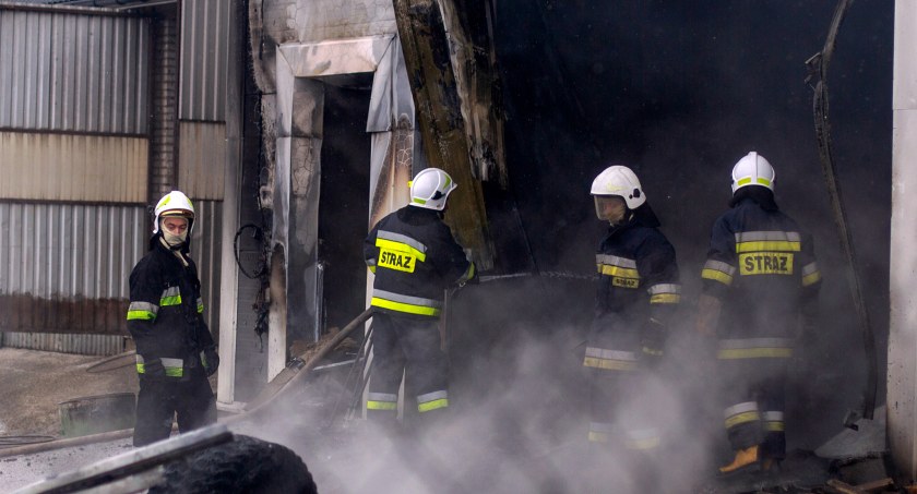 Pożar w Jedwabnem. Paliła się maszyna rolnicza [FOTO]