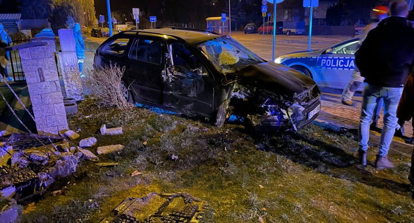 Skoda staranowała ogrodzenie. 22-letni kierowca w szpitalu [FOTO]