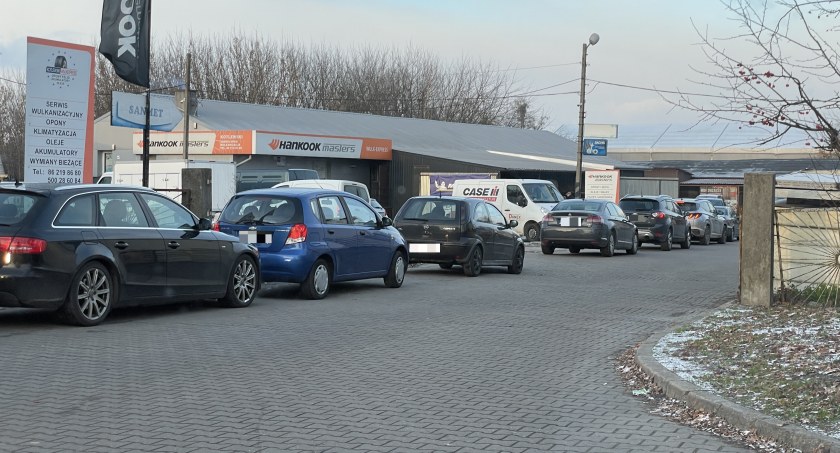 Łomżanie wymieniają opony. Kolejki przed zakładami [FOTO]