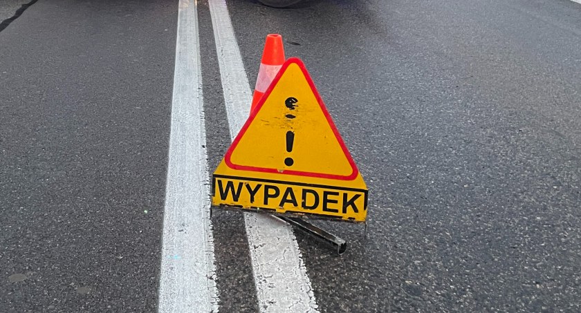 Po zderzeniu pojazdów korkuje się most Hubala