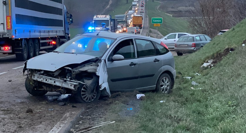 Wypadek na rogatkach Łomży. Kierowca i pasażer oddalili się z miejsca zdarzenia! [FOTO]