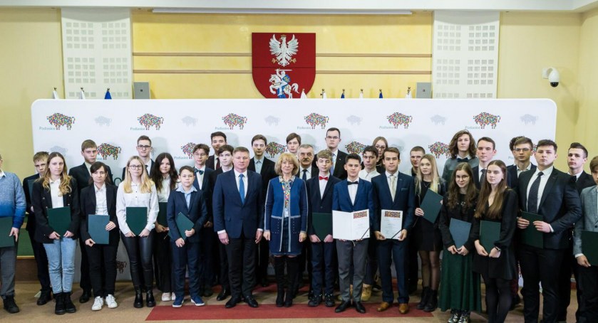 Wojewódzkie stypendia dla najlepszych uczniów w regionie [FOTO]