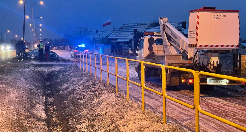 Ślisko na drogach? Skoda wjechała w latarnię [FOTO]