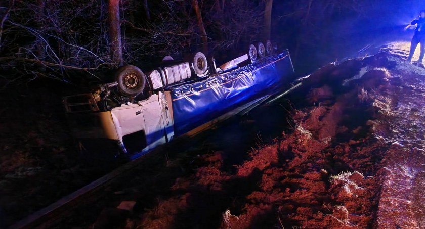 Wypadek i kolizje. Ślisko na drogach regionu po opadach deszczu i śniegu