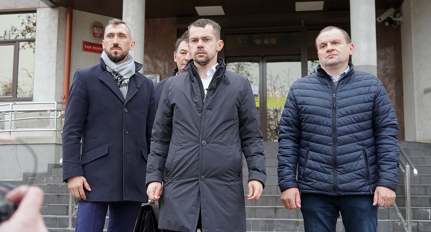 Protestowali przed biurem posła Kołakowskiego – trafili przed sąd [VIDEO]