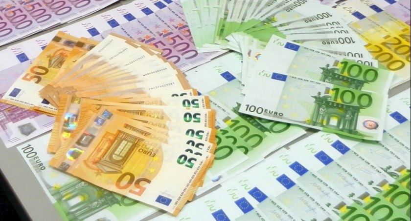 Pieniądze ukryła w walizce. Straciła 15 tys. zł