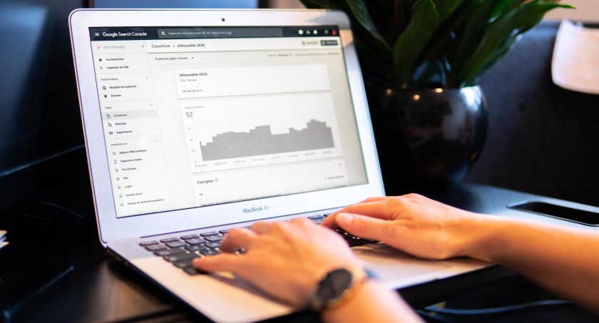 Czym SEO różni się od pozycjonowania sklepów internetowych?