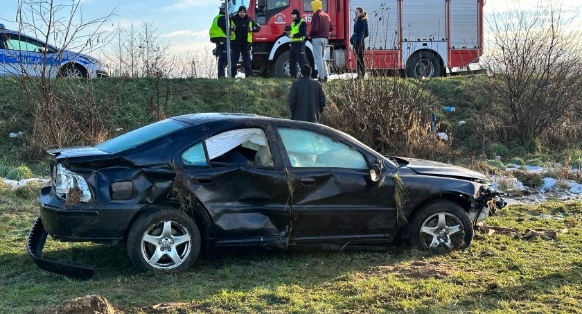 Ślisko na drogach! Dachowanie na trasie do Śniadowa [FOTO]