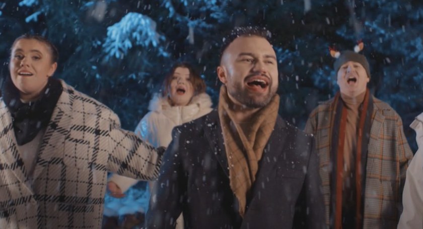 Bo idą święta... Czas wybaczania, czas miłości. O tym śpiewa Dawid Litwiński z Łomży [VIDEO]