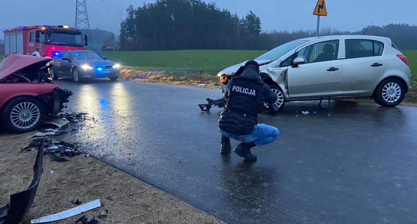 Zderzenie czołowe dwóch samochodów. Pięć osób w szpitalu!
