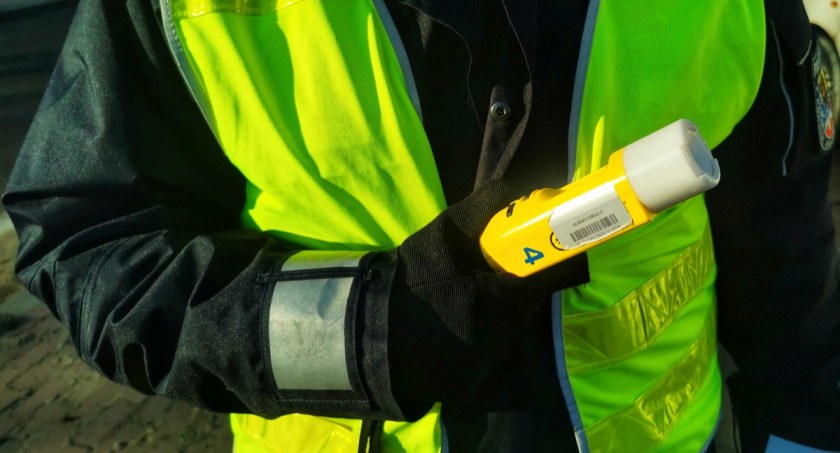 Policjanci zatrzymali pijanego sprawcę kolizji