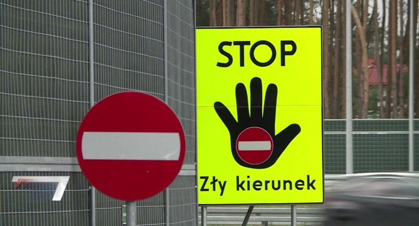 Pod prąd na S61! Kierowca zawrócił, bo nie chciał nadrabiać drogi