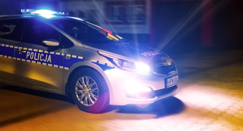 Jeden uderzył w słupek, drugi wjechał w barierki. Pijani kierowcy zatrzymani