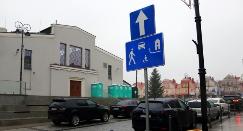 Strefa zamieszkania na Starym Rynku w Łomży. Co to oznacza dla kierowców i pieszych?