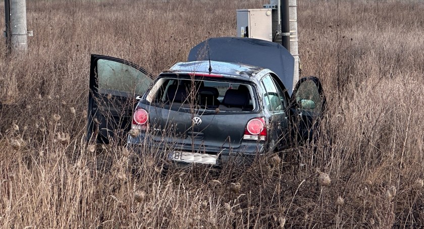 Auto wypadło z drogi [FOTO]