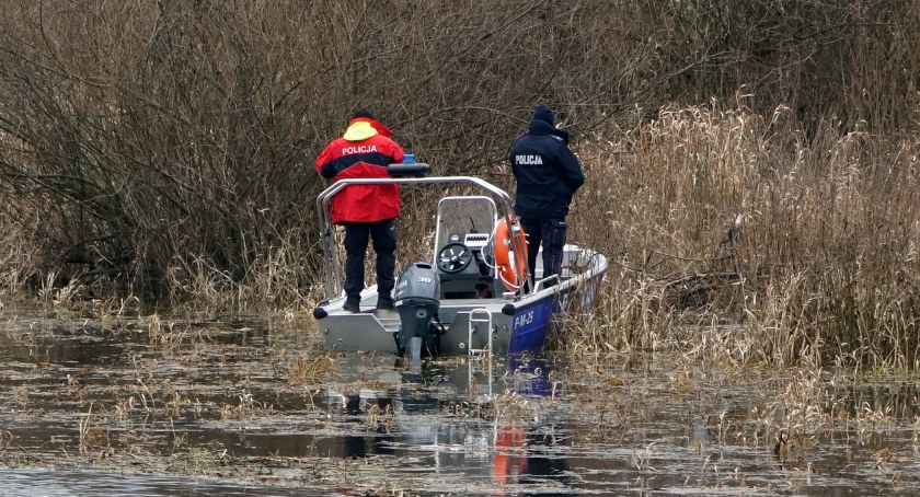 Służby znalazły w Narwi ciało [FOTO]