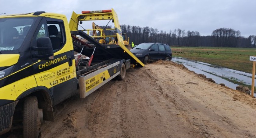 Bezczelny złodziej na budowie trasy Via Baltica. Z rabowanym paliwem utknął w grząskiej ziemi! [FOTO]