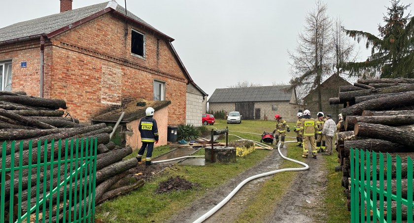 Pożar domu. Ogień pojawił się na strychu [FOTO]