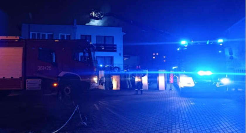 Strażnicy miejscy zobaczyli dym. Potrzebna była interwencja straży pożarnej