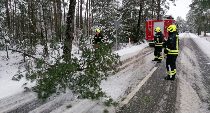 Wróciła zima! Trudne warunki na drogach i wyłączenia prądu [AKTUALIZACJA]