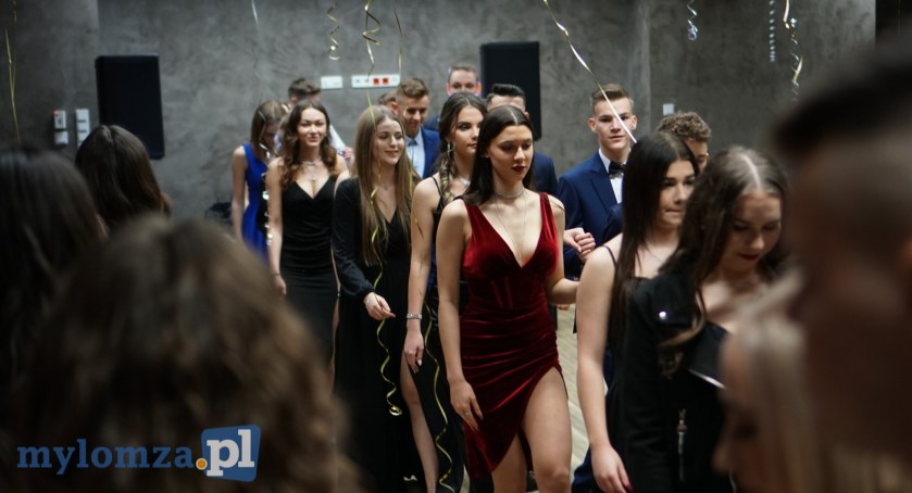 Uczniowie Liceum Mistrzostwa Sportowego w Łomży na balu studniówkowym [FOTO i VIDEO]