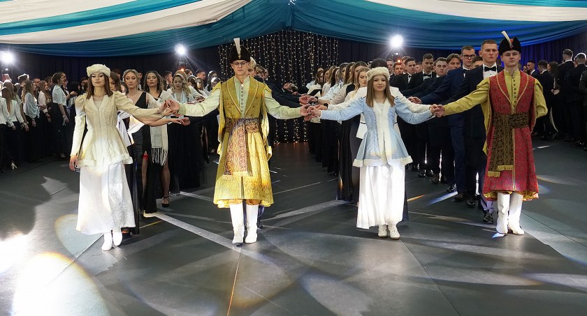 Niech żyje bal. Studniówka 2023 w III LO w Łomży [FOTO i VIDEO]