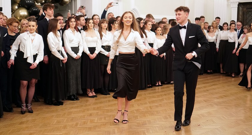 To piękny bal. Studniówka 2023 w I Liceum Ogólnokształcącym w Łomży [FOTO i VIDEO]
