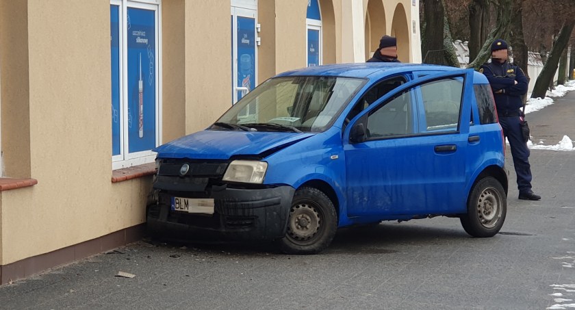 Łomża. Kierowca wypadł z drogi i uderzył w budynek