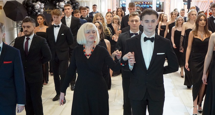 Studniówka 2023. Maturzyści z II LO w Łomży zatańczyli poloneza [FOTO i VIDEO]