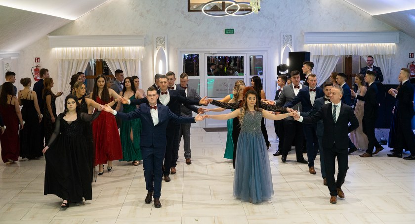 Bal studniówkowy 2023 w ZSCKR w Marianowie [FOTO]