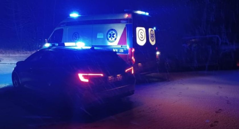 O włos od tragedii. Wychłodzony i przemoczony mężczyzna siedział w lesie