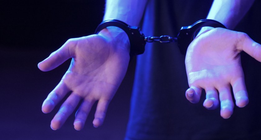 Policja potrzebowała pomocy. Strażacy z Łomży musieli ciąć kajdanki