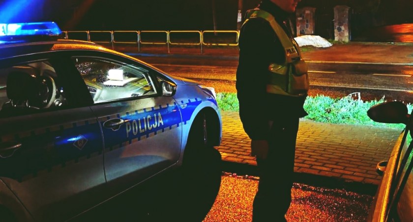 Pijany mieszkaniec Łomży z impetem wjechał na przejście. Mogło dojść do tragedii