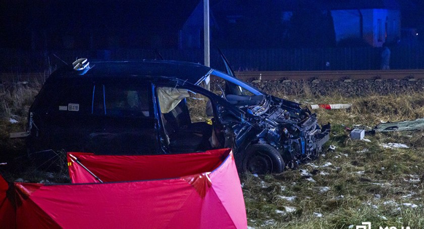 Pociąg relacji Łomża-Ostrołęka roztrzaskał taksówkę. 65-letni kierowca zginął na miejscu! [FOTO]